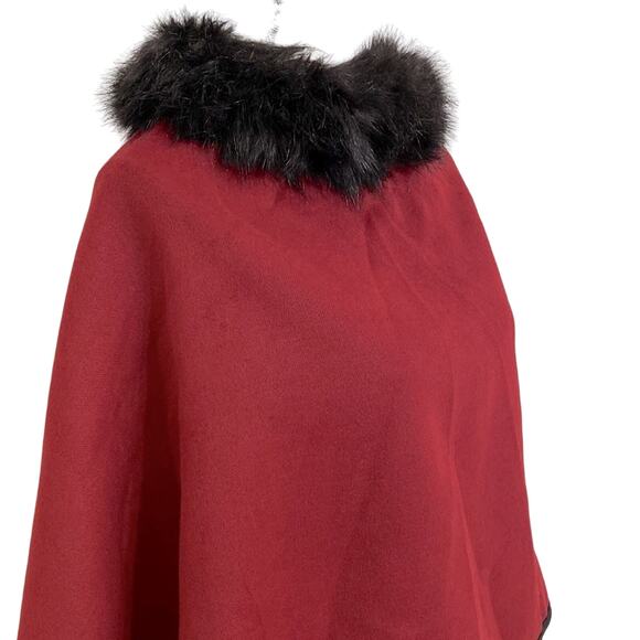 Trezo Poncho with Faux Fur Collar - Picture 3 of 5
